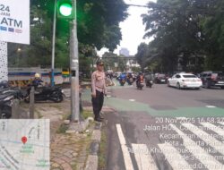 Siaga Sore di Menteng, Kapolsubsektor Thamrin Atur Kepadatan di Jalan Cokroaminoto Menteng