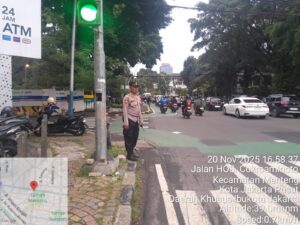 Siaga Sore di Menteng, Kapolsubsektor Thamrin Atur Kepadatan di Jalan Cokroaminoto Menteng