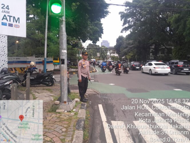 
					Siaga Sore di Menteng, Kapolsubsektor Thamrin Atur Kepadatan di Jalan Cokroaminoto Menteng
