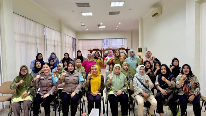 
					Polwan Jaga Jakarta Edukasi PKK Kramat soal Bahaya Kekerasan dan Perlindungan Perempuan