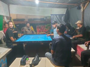 Sambang Malam Bhabinkamtibmas Kebon Sirih, Tegas Ajak Warga Perkuat Keamanan Lingkungan