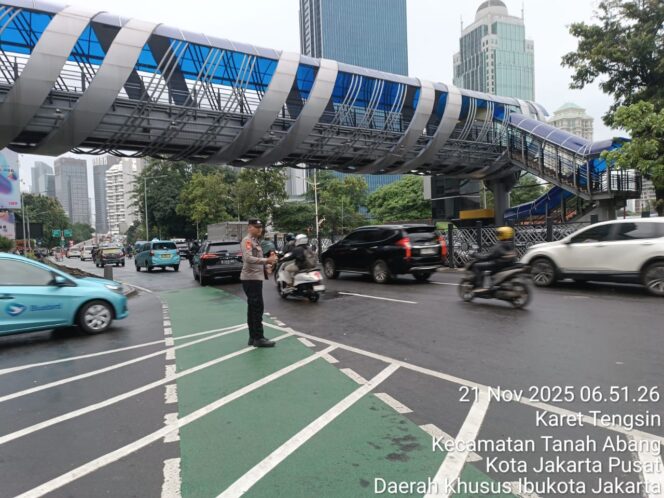 
					Cegah Kemacetan, Polri Gelar Pengaturan Lalu Lintas Pagi di Pertigaan Karet