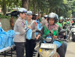 Jum’at Peduli, Polda Metro Jaya Bagikan Paket Sembako untuk Ojol dan PHL