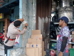 Anggota Samapta Polsek Johar Baru Gelar Patroli Jalan Kaki dan Tempel Stiker Barcode Sahabat Patroli Polisi