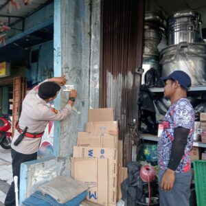 Anggota Samapta Polsek Johar Baru Gelar Patroli Jalan Kaki dan Tempel Stiker Barcode Sahabat Patroli Polisi