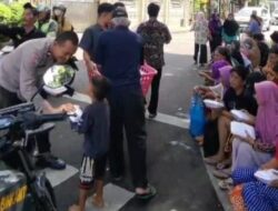 Jumat Berkah, Bhabinkamtibmas Menteng Bagikan 100 Paket Makanan Untuk Warga