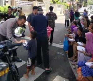 Jumat Berkah, Bhabinkamtibmas Menteng Bagikan 100 Paket Makanan Untuk Warga