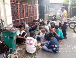 Patroli Dialogis Bhabinkamtibmas Johar Baru Bubarkan Pelajar Nongkrong untuk Cegah Tawuran