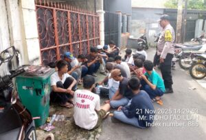 Patroli Dialogis Bhabinkamtibmas Johar Baru Bubarkan Pelajar Nongkrong untuk Cegah Tawuran