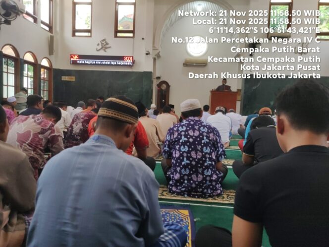 
					Kapolsubsektor Kayu Awet, Jalin Kedekatan Lewat Sholat Jumat Berjamaah di Masjid Izul Islam RW 09
