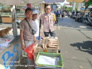 Polri Hadir di Tengah Warga: Bhabinkamtibmas Kampung Rawa Perkuat Silaturahmi dan Keamanan di Pasar Gembrong