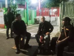 Perkuat Keamanan Lingkungan di Jam Rawan, Bhabinkamtibmas Tanah Tinggi Sambangi Pos Kamling RW 06.