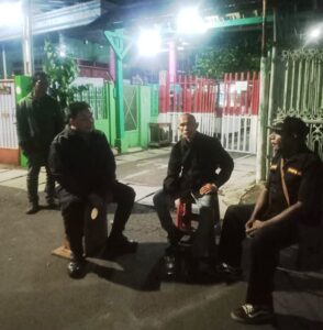 Perkuat Keamanan Lingkungan di Jam Rawan, Bhabinkamtibmas Tanah Tinggi Sambangi Pos Kamling RW 06.