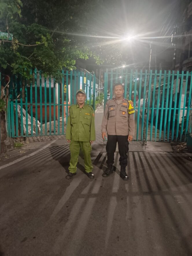 
					Bhabinkamtibmas Petojo Utara Sambangi Satkamling RW 03, Perkuat Pengawasan Lingkungan Malam Hari