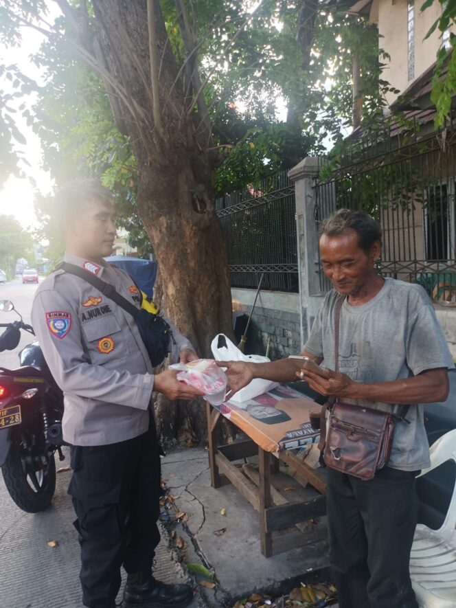 
					Polsek Sawah Besar Gelar Jumat Berkah, Warga Kartini Rasakan Kepedulian Polri