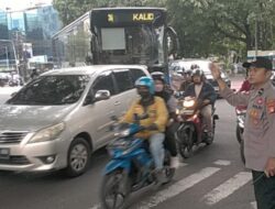 Patko 1012 Jaga Kelancaran Lalin di TL Holland Bakery, Warga Mulai Padatkan Mobilitas Sabtu Pagi