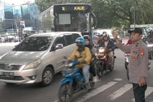 Patko 1012 Jaga Kelancaran Lalin di TL Holland Bakery, Warga Mulai Padatkan Mobilitas Sabtu Pagi