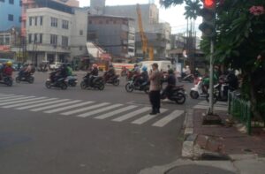 Pengaturan Lalu Lintas di TL Pecenongan, Patko 1013 Pastikan Mobilitas Pagi Berjalan Tertib