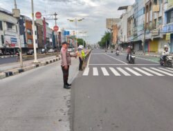 Personel Patko 1011 Intensifkan Pengaturan Lalu Lintas di TL Biak Pecenongan, Arus Kendaraan Tetap Terkendali