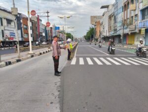 Personel Patko 1011 Intensifkan Pengaturan Lalu Lintas di TL Biak Pecenongan, Arus Kendaraan Tetap Terkendali