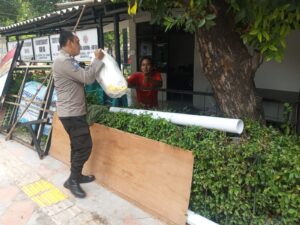 Polsek Metro Gambir Gelar Gerakan Pangan Murah, Salurkan 75 Kantong Beras Bulog untuk Warga Cideng