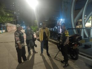 Bhabinkamtibmas Petojo Utara Gandeng Tokoh Pemuda dan Ormas FBR Pantau Wilayah RW 08