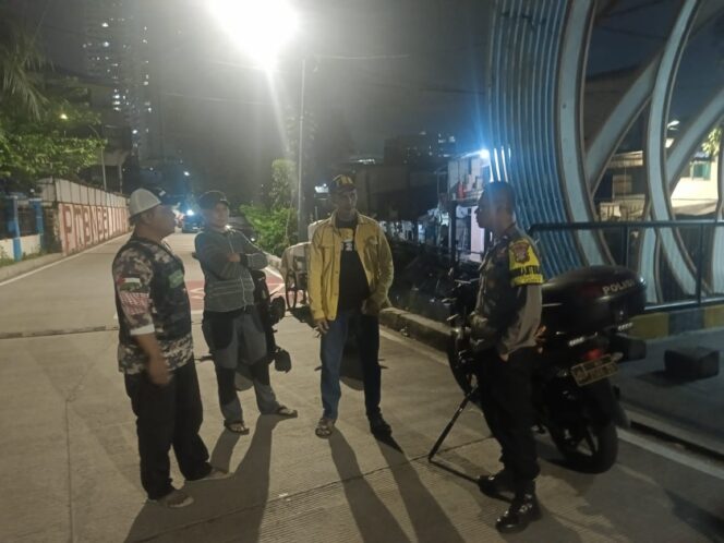 
					Bhabinkamtibmas Petojo Utara Gandeng Tokoh Pemuda dan Ormas FBR Pantau Wilayah RW 08