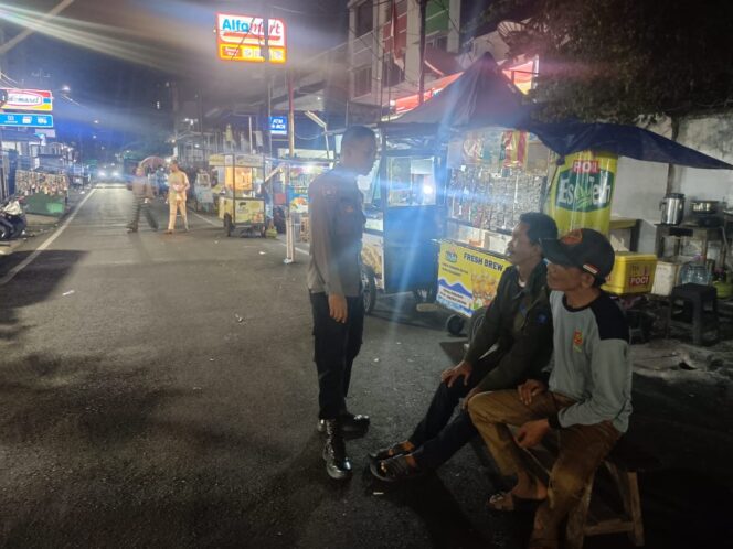 
					Bhabinkamtibmas Petojo Utara Sambangi Satkamling RW 01, Perkuat Pengawasan Lingkungan