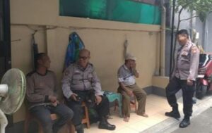 Unit Samapta Polsek Cempaka Putih Laksakan Kegiatan “Sahabat Patroli Polisi” Dan Tempel Stiker Barcode “Curhat Kamtibmas”