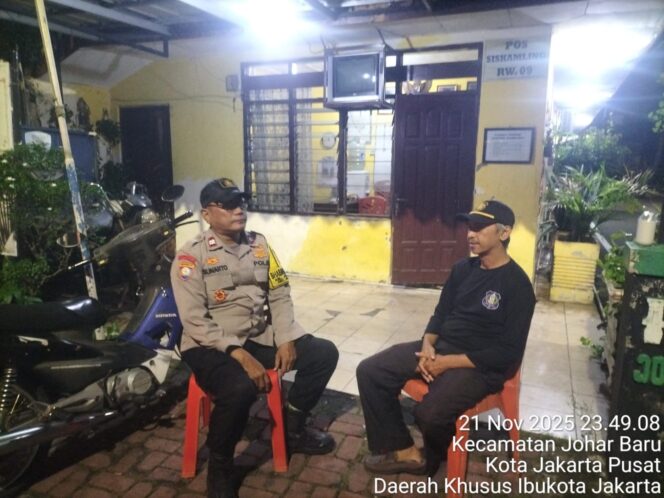 
					Polisi Sambangi Poskamling RW 09, Warga Diajak Jaga Lingkungan Aman