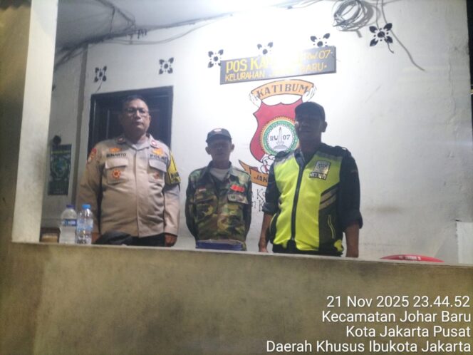 
					Sambangi Poskamling RW 07, Bhabinkamtibmas Johar Baru Tingkatkan Kewaspadaan Malam Hari