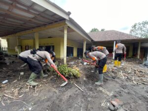 Satbrimob Polda Jawa Timur Perkuat Operasi Kemanusiaan Pasca Erupsi Semeru