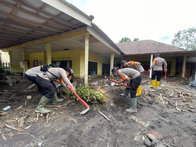 
					Satbrimob Polda Jawa Timur Perkuat Operasi Kemanusiaan Pasca Erupsi Semeru