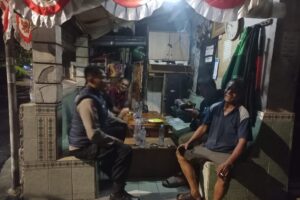 Bhabinkamtibmas Cikini Sambangi Satkamling Rw 05 Cikini, Tekankan Kewaspadaan Lingkungan dan Bahaya Narkoba