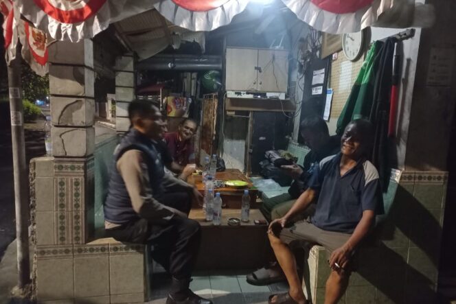 
					Bhabinkamtibmas Cikini Sambangi Satkamling Rw 05 Cikini, Tekankan Kewaspadaan Lingkungan dan Bahaya Narkoba