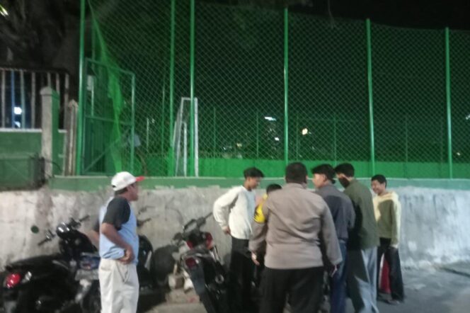 
					Siskamling Diperkuat, Polisi Bersama Ketua RT, Tokoh Agama, Petugas Keamanan dan Warga Jaga Kamtibmas di RW 04 Petamburan