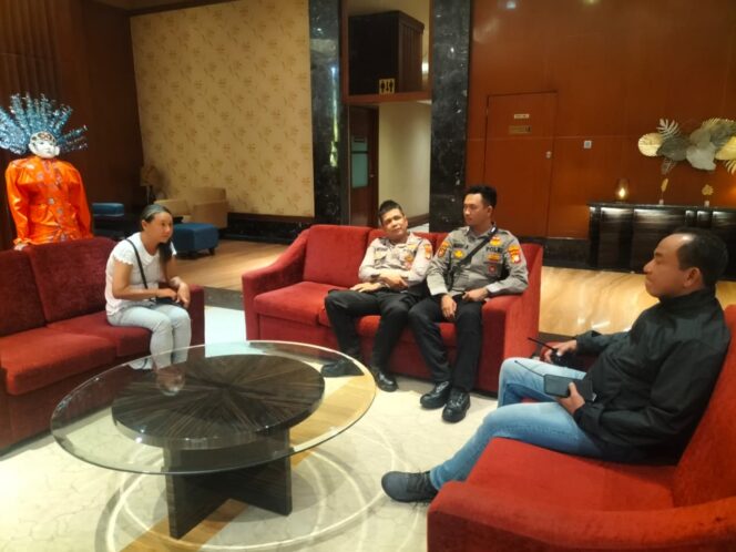 
					Pelayanan Polsek Sawah Besar Dampingi Warga Cari Keluarganya Dengan Humanis