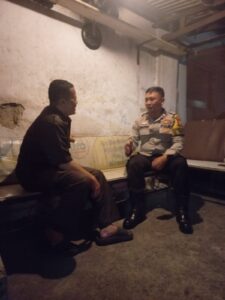 Bhabinkamtibmas Sambangi Satkamling Kebon Kacang RW 02, Pastikan Kamtibmas Kondusif