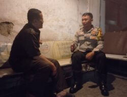 Bhabinkamtibmas Sambangi Satkamling Kebon Kacang RW 02, Pastikan Kamtibmas Kondusif