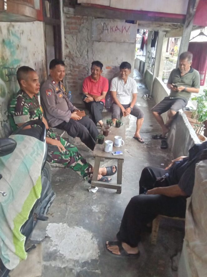 
					Bhabinkamtibmas dan Babinaa Kebon Kacang Saling Koordinasi Dengan Warga RW 09 Memastikan Wilayah Kondusif