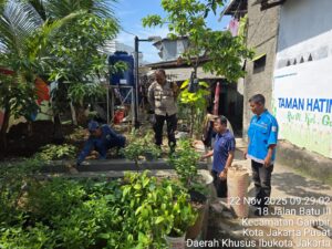 Bhabinkamtibmas Gambir Sambangi Tokoh Masyarakat dan Cek Proyek Saluran Air untuk Antisipasi Banjir