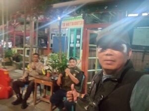 Bhabinkamtibmas Petojo Selatan Perkuat Keamanan Lingkungan Lewat Patroli Siskamling di RW 07