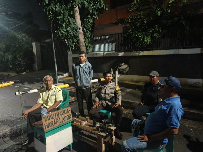 
					Bhabinkamtibmas Petojo Selatan Perkuat Sinergi Keamanan Lewat Patroli Siskamling di RW 04