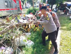 Peduli Lingkungan, Bhabinkamtibmas Menteng Ikut Bersihkan Sungai Ciliwung dan Tanam Pohon