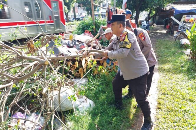 
					Peduli Lingkungan, Bhabinkamtibmas Menteng Ikut Bersihkan Sungai Ciliwung dan Tanam Pohon