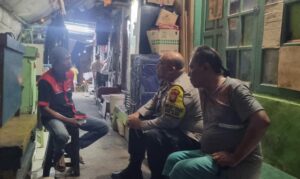 Sambang Malam, Polisi Hadir Temani Petugas Satkamling RT 11/06 Kampung Bali Jaga Lingkungan