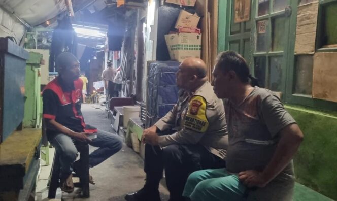 
					Sambang Malam, Polisi Hadir Temani Petugas Satkamling RT 11/06 Kampung Bali Jaga Lingkungan