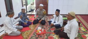 Sambang Kamtibmas, Bhabinkamtibmas Kebon Melati Ajak Pengurus Masjid Jaga Keamanan Lingkungan