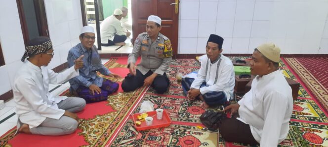 
					Sambang Kamtibmas, Bhabinkamtibmas Kebon Melati Ajak Pengurus Masjid Jaga Keamanan Lingkungan