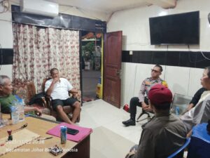 Sambangi Pos Kamling RW 04 Bhabinkamtibmas Kampung Rawa Perkuat Keamanan Lingkungan